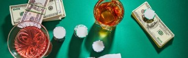 পেশাদার স্নুকার খেলোয়াড় কিউ দিয়ে বল মারছেন